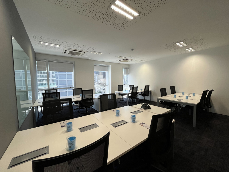 Sala 605 com janela foto 2