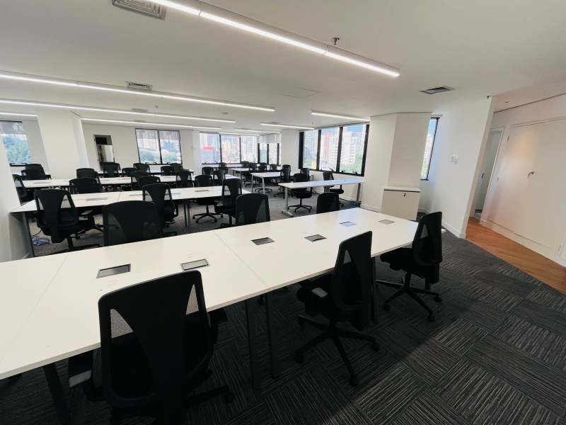 Sala 902 com janela foto 2